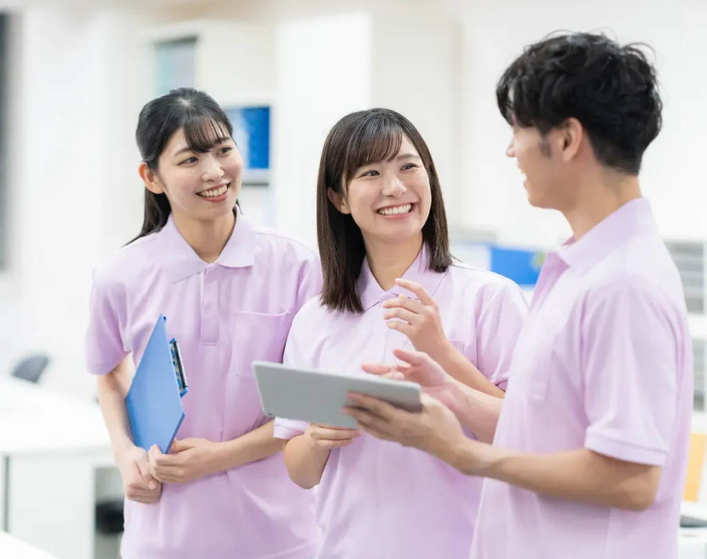 笑顔で働く現場スタッフ